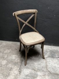 Vergrijsd houten stoel stoeltjes stoelen lifestyle kruisrug eetkamerstoelen metaal beslag rotan ratan rieten zitting country landelijk stoer