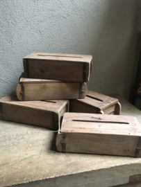 Oude stoere houten tissuebox van oude baksteenmal tissues doekjes landelijk stoer industrieel vintage