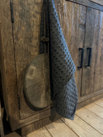 Stoere oude doorleefd houten plankje onderzetter snijplank kaasplank serveerplankje tapas landelijk stoer decoratie aan jute touw landelijk
