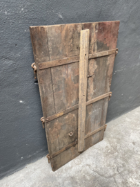 Oud vergrijsd houten deurpaneel met metalen beslag stoer deurpaneel