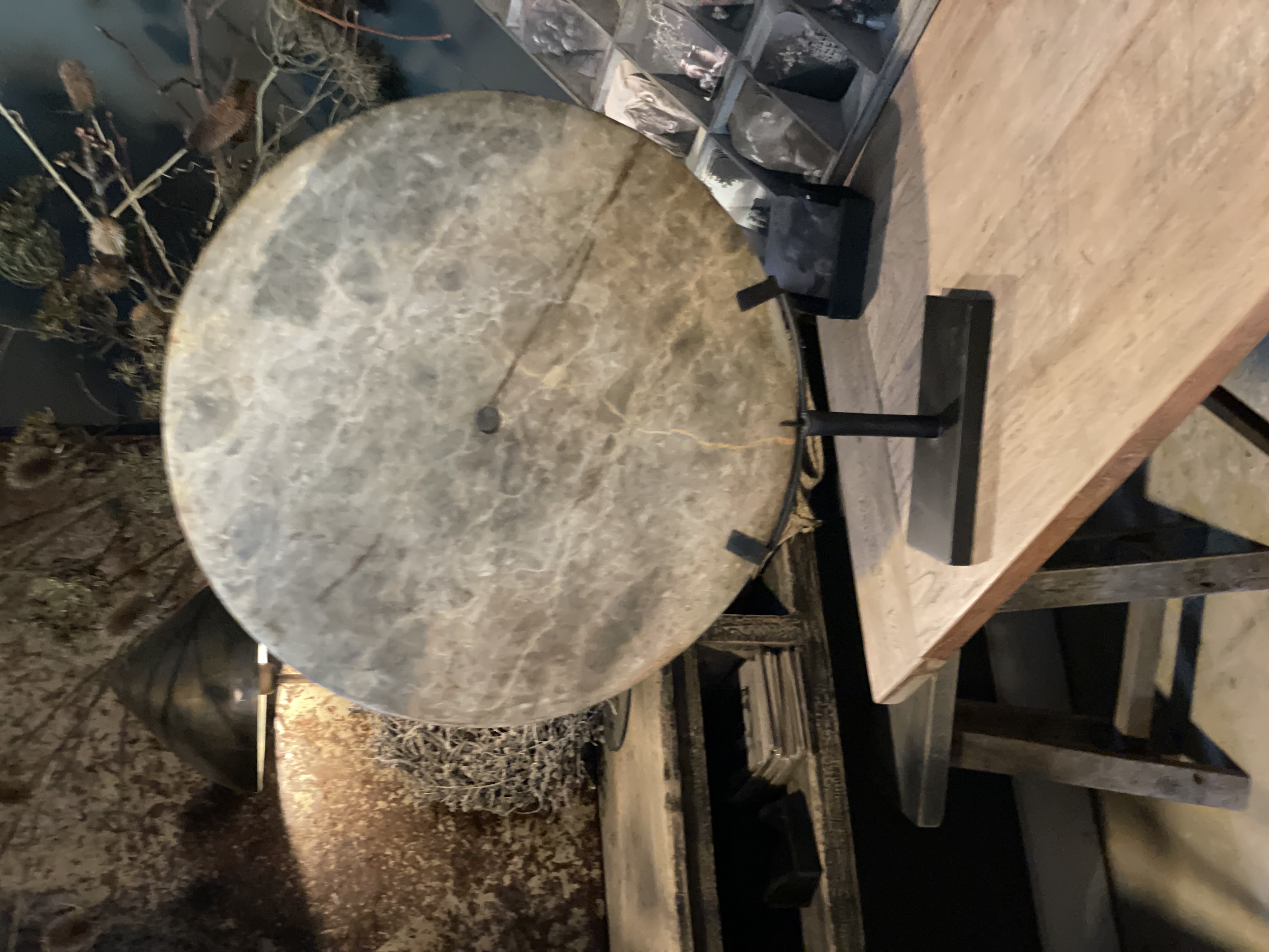Taupe bruine grijs Brown grey 50 cm stenen ronde natuursteen natuurstenen schijf ring op voetje standaard landelijk boho vintage ornament decoratie