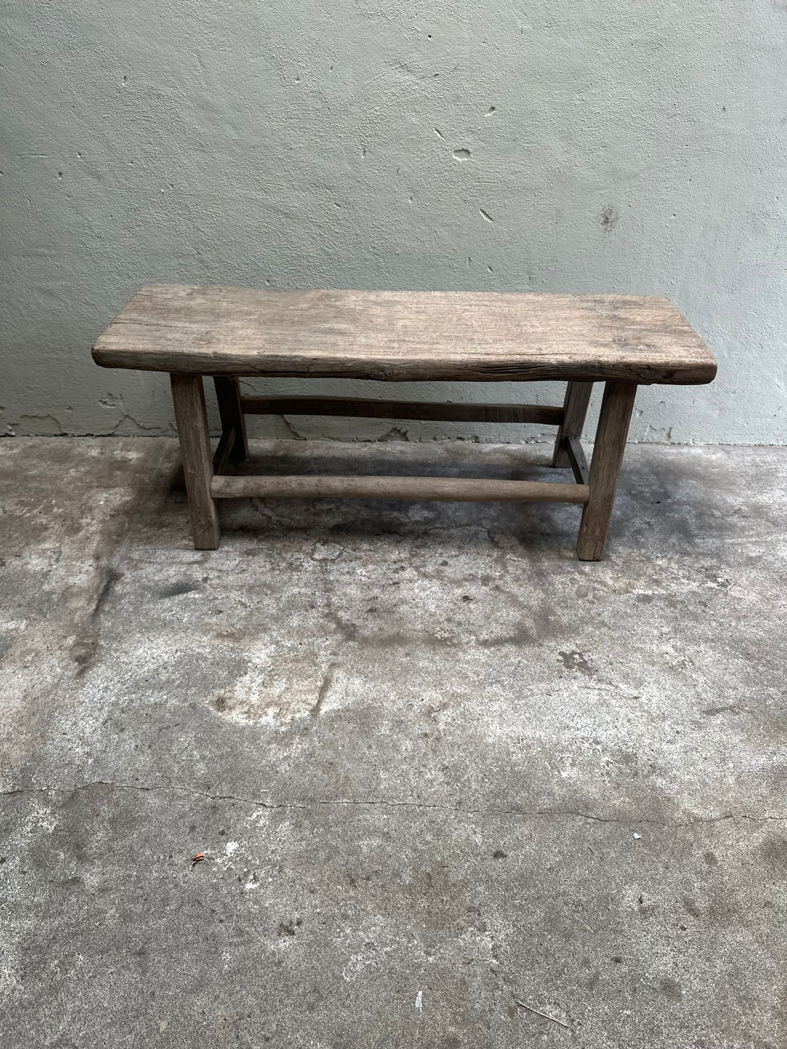 Prachtige organische oude vergrijsd houten bank bankje salontafel lounge tafel landelijk stoer sober 130 x 37 x H50 cm