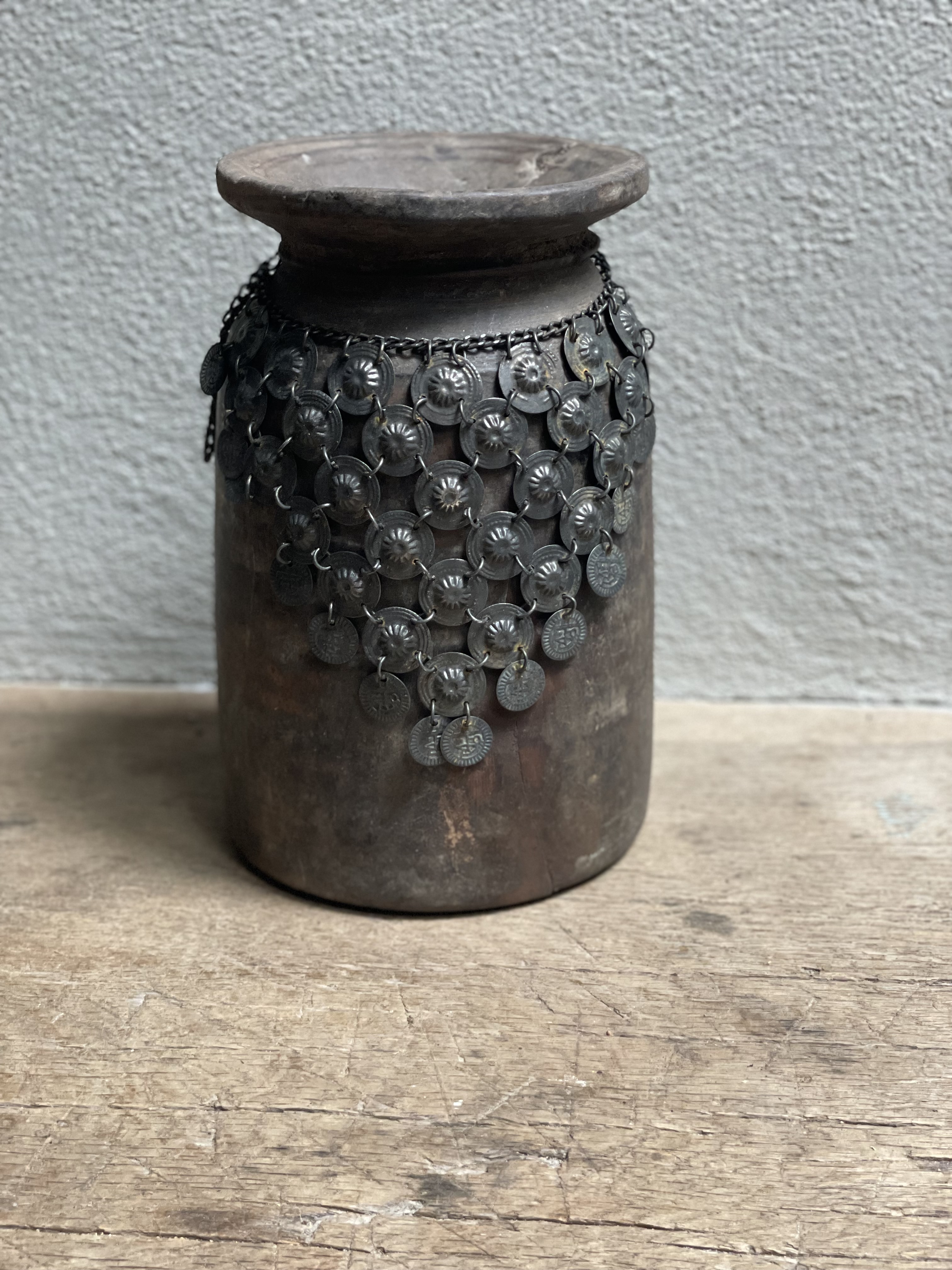 Prachtige oude houten Nepal pot nr.96 kruik vaas hout met metalen sieraad landelijk stoer shabby vintage