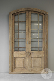 Groot oud houten kozijn met dubbele deuren ruiten venster poort landelijk