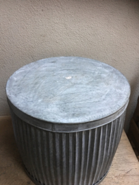 Zinken ton pot bloempot tafel tafeltje emmer ribbelton verzinkte bijzettafeltje bijzettafeltjes krukje bak zink grijs landelijk industrieel brocant Franse Frans