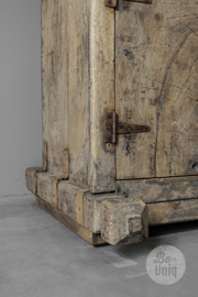 Echte unieke houten grutterskast vakkenkast dichte kast met deurtjes oud beslag 166 x 150 x 43 cm landelijk vintage industrieel