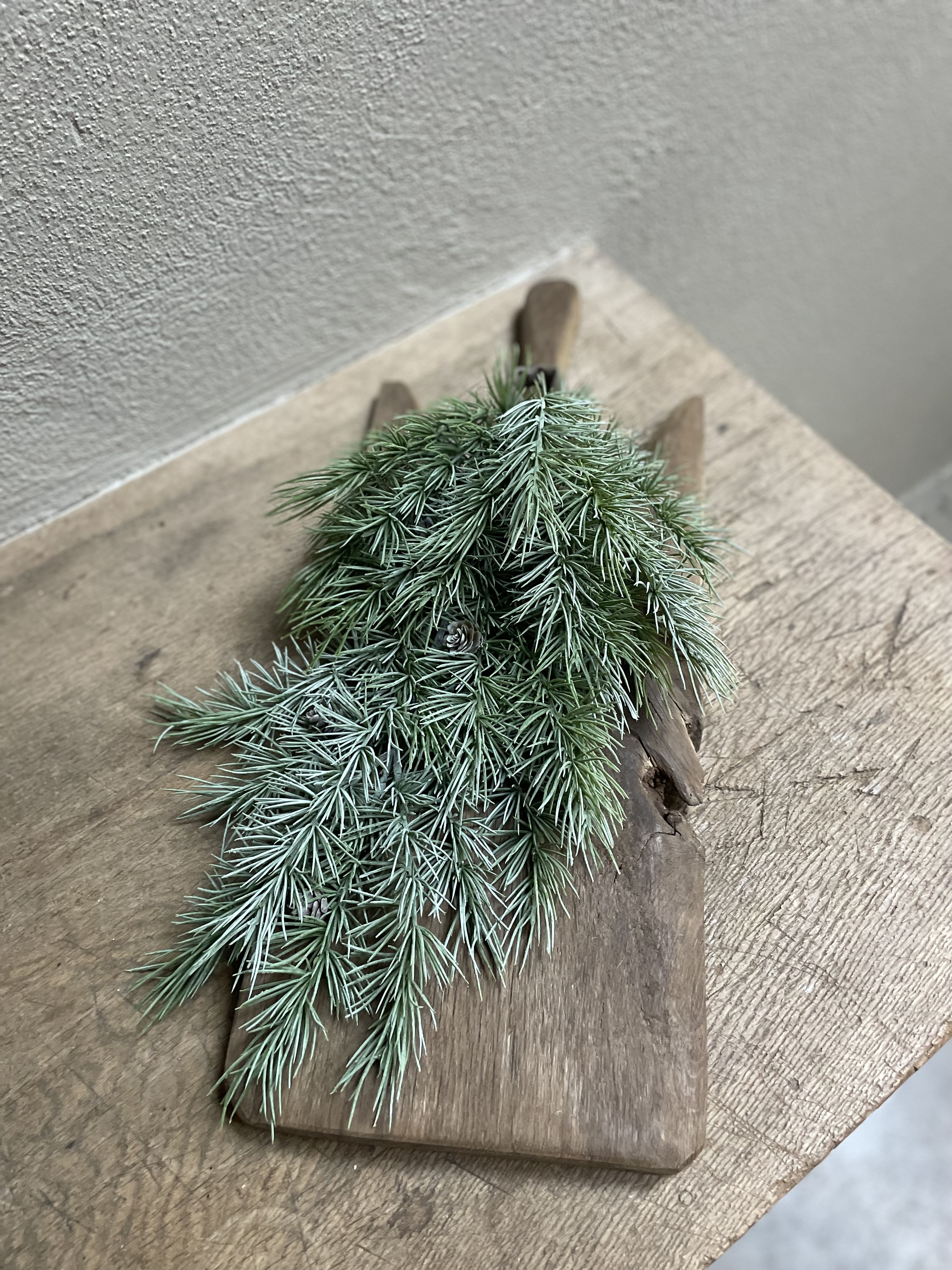 Prachtige grey green grijs groen vergrijsd decoratie tak dennentak guirlande toef winter kerst 50 cm