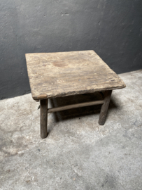 Oud naturel vergrijsd houten tafel tafeltje bijzettafel prachtig oud doorleefd blad  Salontafel landelijk stoer