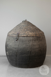 Prachtige unieke grote orginele oude vergrijsde mand 85 cm doorsnede dessert basket met deksel landelijk stoer sober vintage uniek desert