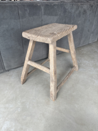 Grote grove vergrijsd houten kruk zadelkruk tafeltje bankje landelijk stoer J125