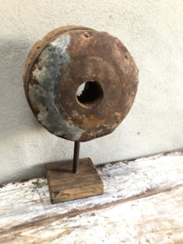 Oud metalen houten wiel op voet landelijk industrieel vintage stoer robuust grijsbruin hout metaal