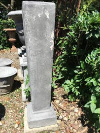 Hoge betonnen sokkel zuil kolom pilaar baluster pilaster colom beton