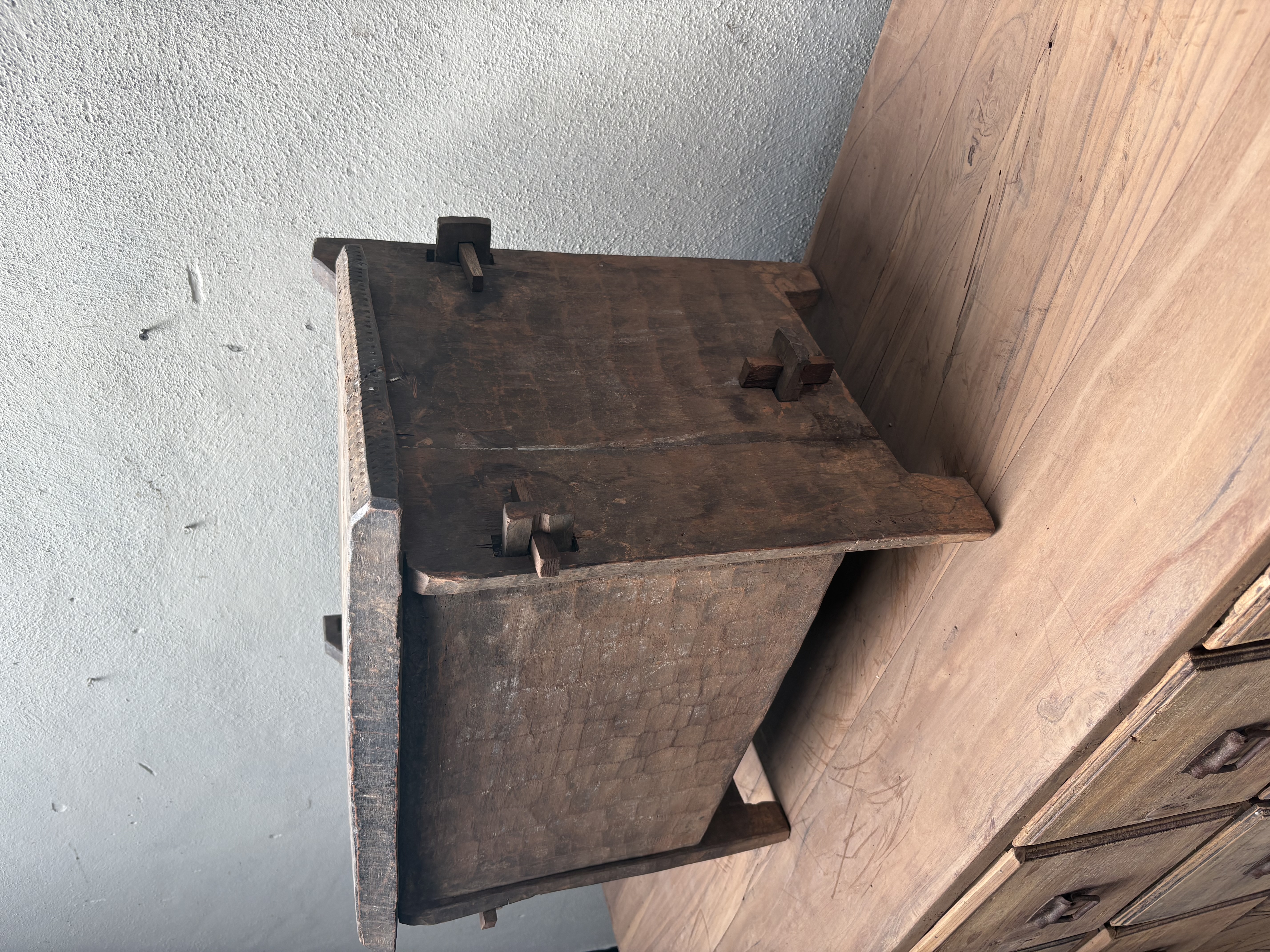 Stoere originele oude houten Himalaya kist kistje dekenkist landelijk klepbank nr 44
