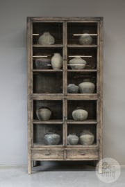 Grote oud vergrijsd houten kast 235 x 112 x 43 cm glaskast vitrinekast keukenkast glas glazen deurtjes  landelijke kast