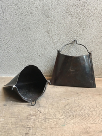 Oud metalen buideltje buidel tasje tas hanger landelijk metaal vintage industrieel stoer roestbruin bakje
