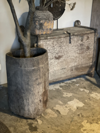 Hele grote oude stoere vergrijsd houten graanbak graanton bloempot bloembak landelijk sober stoer robuust 74 x 48 cm plantenbak