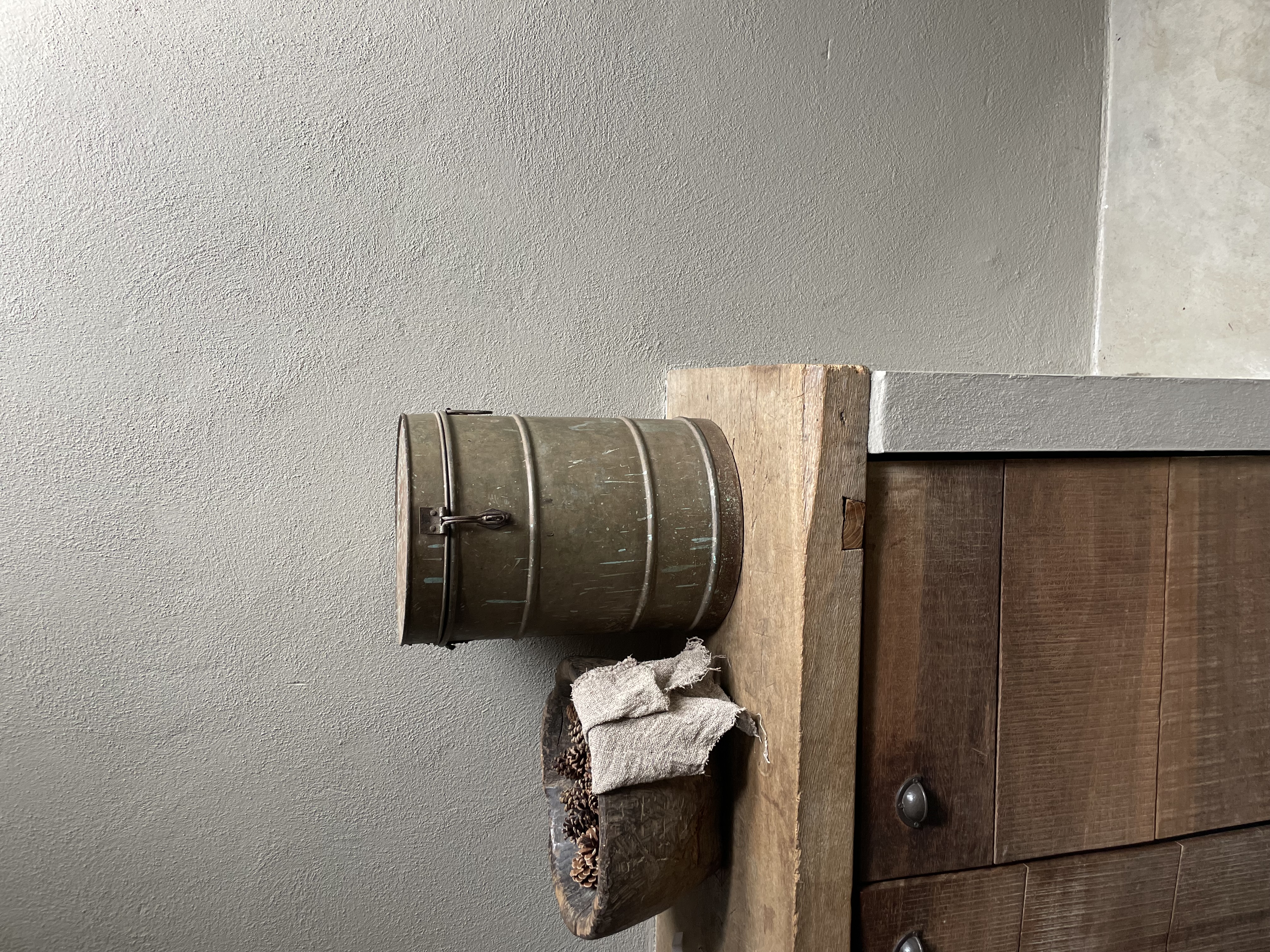 Oude metalen ton tonnetje prullenbak vuilnisbak vintage bloempot bloembak groot olievat vat kruk bijzettafel voorraad blik trommel industrieel vintage  bakje ton rijstton graanton rijstbak vat emmer met deksel