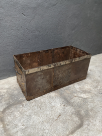 Stoere oude gerecycled metalen bak plantenbak lectuurbak planter metaal grijs bruin landelijk stoer industrieel vintage  71 x 33 x 30 cm