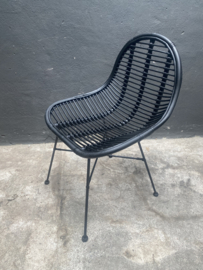 Zwarte Vintage rotan rieten stoel fauteuil landelijk industrieel metalen onderstel zwart stoer jaren '70 retro rieten lounge urban tuinstoel