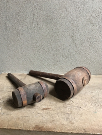 Grote oude houten hamer slaghamer hout landelijk stoer industrieel met metalen beslag groot grof