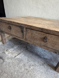 Hele bijzondere unieke oude vergrijsd houten salontafel vierkant met 4 lades landelijk stoer hout met metalen details 89 x 88 x H42 cm