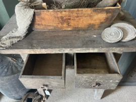 Oud vergrijsd houten ladekast ladekastje sidetable sideboard wandtafel kast kastje landelijk stoer