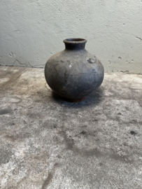 Prachtige vergrijsd antieke claypot Nepal kruik stenen vaas pot landelijk stoer sober vintage 34 x 33 cm