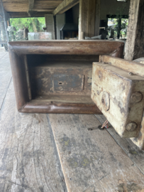 Oud bruin metalen kluis kluisje kist kistje geldkist brandkast geldkistje kluis kluisje landelijk stoer vintage uniek industrieel