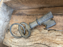 Metalen sleutel aan ring decoratie landelijk industrieel stoer bruin