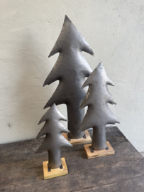 Grote metalen kerstboom dennenboom 🌲 boom op houten voet landelijk stoer industrieel vintage grijs metaal metal urban 54 x 28 cm