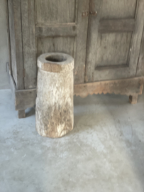 Grote oude vergrijsd houten vaas pot kruik  landelijk stoer robuust