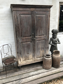 Prachtige grote oude vergrijsd houten kast 2 deurs linnenkast landelijk sober industrieel stoer oud hout houten