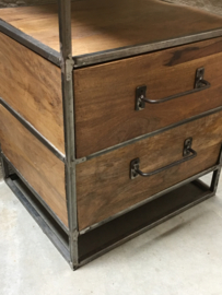 Stoere hoge smalle metalen kast met 2 lades industrieel oude houten kast landelijk robuust keukenkast vintage boekenkast schap rek grof stoer hout winkelkast