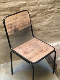 Stoere metalen landelijke industriële stoel stoelen houten zitting leuning stapel vintage zwart hout industrieel landelijk stoer