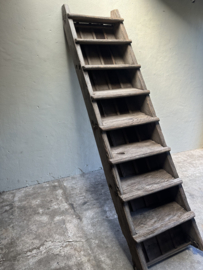 Oude vergrijsd houten dichte trap voor opkamer kelder of verdieping voor renovatie bij oud pand bijvoorbeeld boekenrek boekenkast etagere vide vliering kelder schap rek landelijk stoer