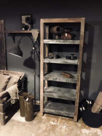 Stoere hoge oude houten kast schoenenrek keukenrek keukenkast legplanken met ijzer bekleed landelijk industrieel vintage robuust boekenkast schap rek grof stoer hout