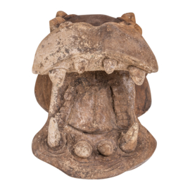 Vergrijsd oud houten nijlpaard hoofd kop beeld landelijk stoer sober
