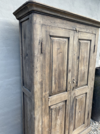 Grote vergrijsd houten 2 deurs kast linnenkast keukenkast landelijk stoer met legplanken