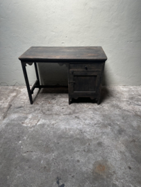 Stoer vergrijsd houten tafel tafeltje buro bureau bijzettafeltje tafeltje met laatje en deurtje