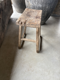 Grote grove vergrijsd houten kruk zadelkruk tafeltje bankje landelijk stoer J119