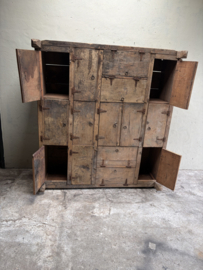 Hele gave grote unieke oude houten kast 151  x 65 x H169  cm Roomdivider kamerscherm grutterskast vakkenkast winkelkast sorteerkast postkast schoenenrek tafel salontafel  stoer landelijk industrieel vintage grijs bruin schoenenkast sorteer kast