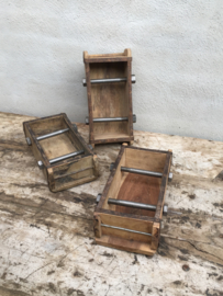 Oude houten mal baksteenmal omgebouwd tot toiletrolhouder wcrolhouder industrieel vintage landelijk doorleefd hout houten toiletpapierhouder landelijk stoer hout houten