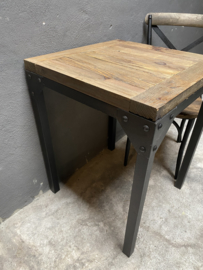 Stoer vintage zwart metalen tafel tafeltje buro bureau met houten blad bistro landelijk industrieel