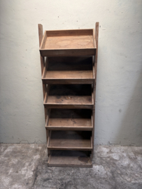 Stoere hoge oude houten kast schoenenrek keukenrek keukenkast legplanken etagère landelijk industrieel vintage robuust boekenkast schap rek grof stoer hout plantenrek