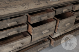 Oude vergrijsd doorleefd houten kast dressoir werkbank workmate keukenblok keukeneiland wandmeubel landelijk stoer industrieel vintage 280 cm gezandstraald