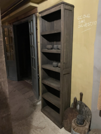 Hoge vergrijsd houten platte kast boekenkast keukenkast schap rek winkelkast landelijk stoer sober  H201 x B61 x D23 cm