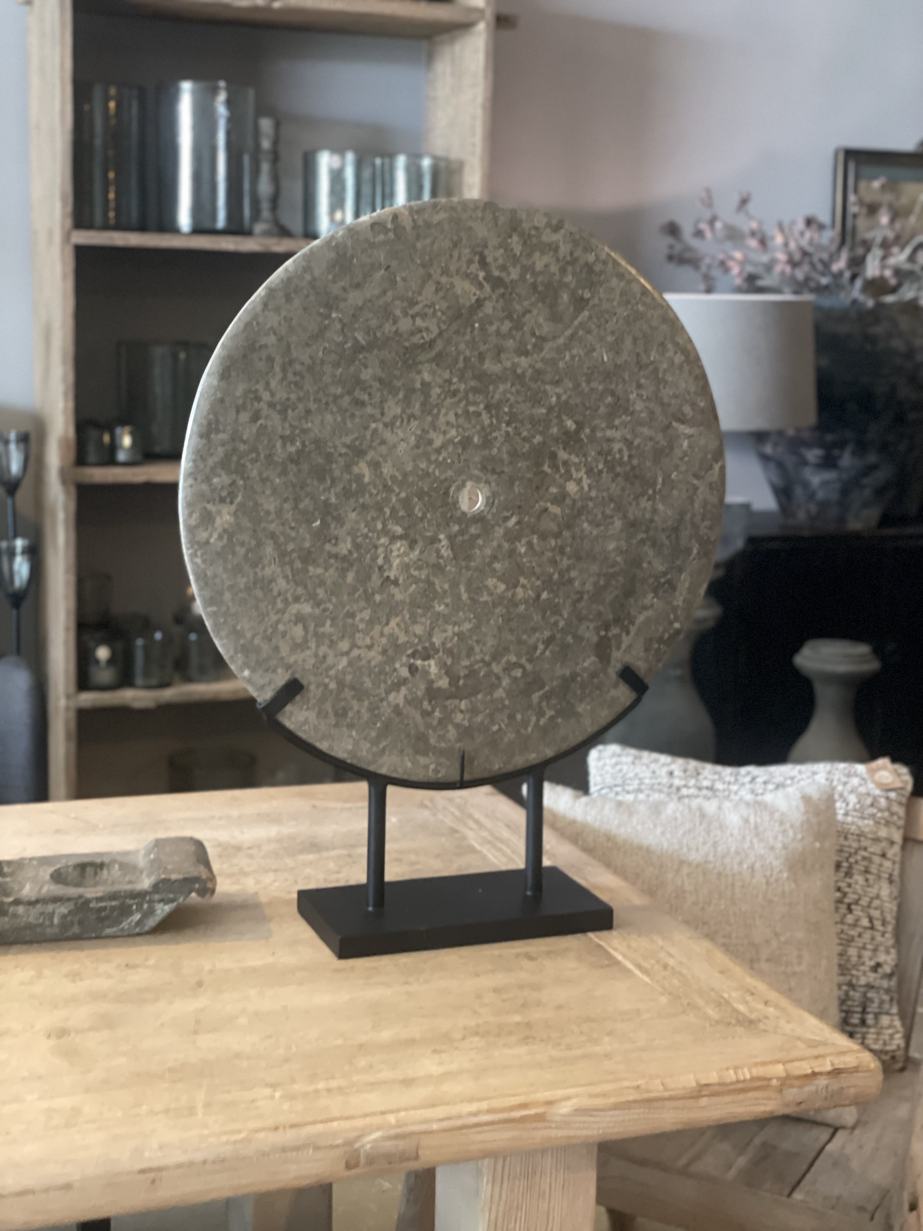 Taupe bruine grijs Brown grey stenen ronde natuursteen natuurstenen schijf ring op voetje 40 cm standaard landelijk boho vintage ornament decoratie