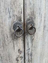 Prachtige grote vergrijsd houten 2deurs dichte kast linnenkast keukenkast boekenkast archief ordners landelijk sober