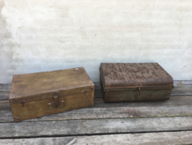 Oude metalen ijzeren koffer suitecase industrieel opbergruimte landelijk kist vintage retro