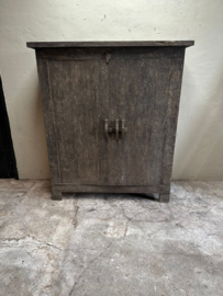 Vergrijsd houten kast 2 deurs linnenkast klos servieskast landelijk kabinet stoer 162 x 141  cm